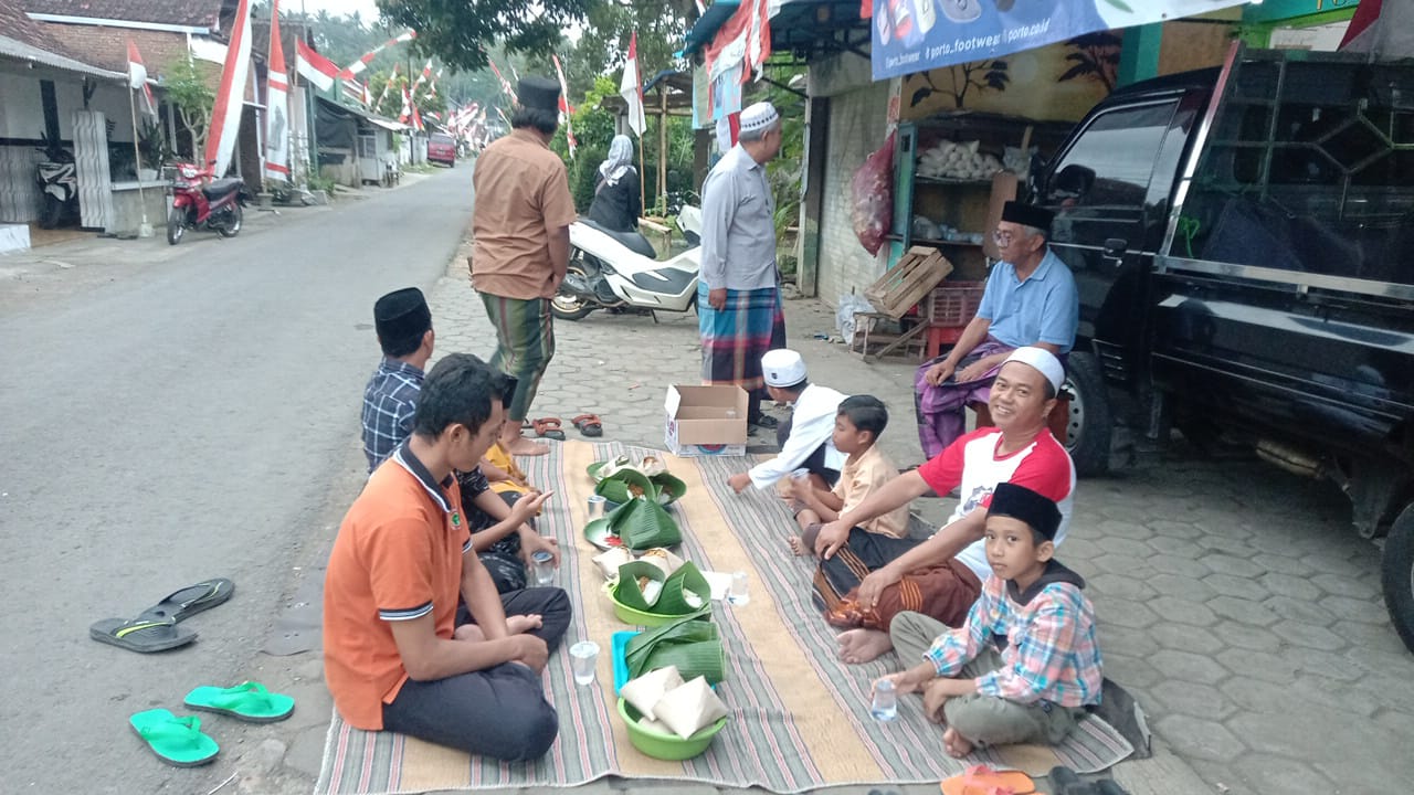 Warga Dusun Krajan, Desa Kelir, menggelar syukuran Kemerdekaan RI ke-80 di salah satu sudut jalan desa setempat, Sabtu (16/8) sore.