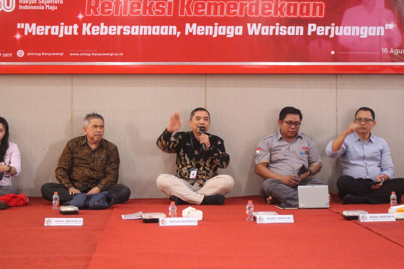 Ketua Perpenas Sugiharyoto (tengah) didampingi para pejabat struktural menghadiri refleksi Kemerdekaan RI di ruang Adi Kardono kampus Untag Banyuwangi, Sabtu (16/8).