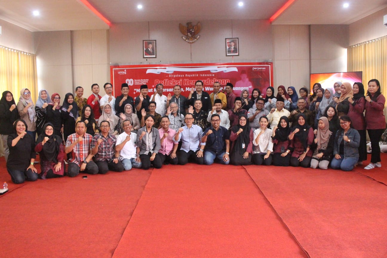 Civitas akademika Untag Banyuwangi foto bersama usai mengikuti refleksi Kemerdekaan RI ke-80.