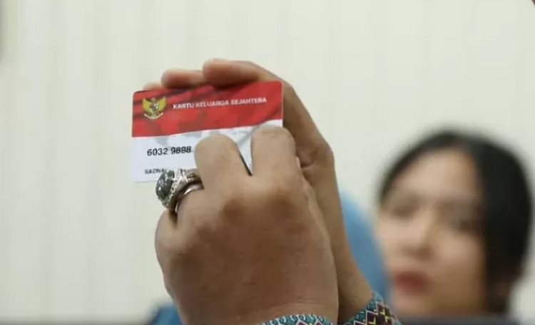 ILUSTRASI distribusi kartu merah putih untuk KPM.