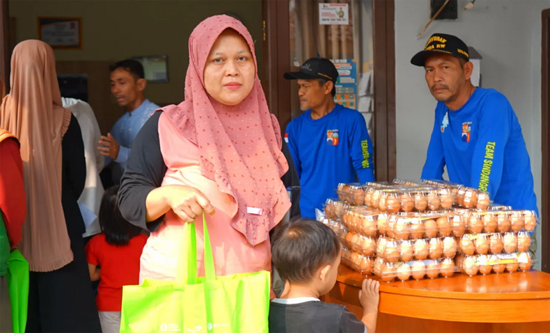 ILUSTRASI pembagian bantuan sosial berupa telur untuk atasi stunting.