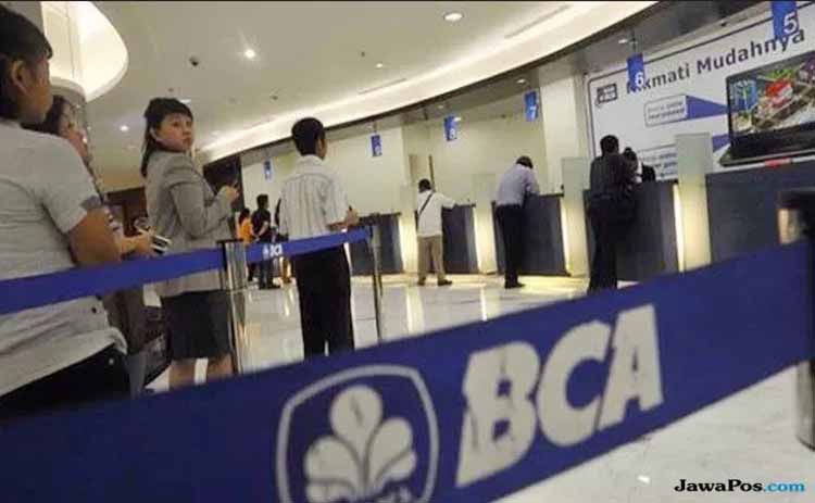 ILUSTRASI nasabah antre layanan perbankan di BCA.
