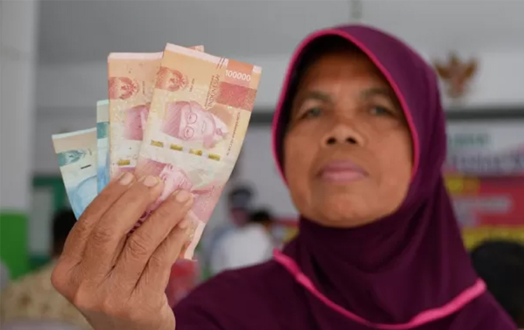 Salah satu penerima BLT DD Karangbendo, Kecamatan Kunir. Sejumlah KPM di Lumajang sudah menerima bantuan setiap tiga bulan sekali.