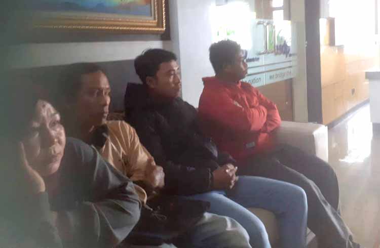 Keluarga korban KMP Tunu Pratama Jaya meminta kepastian data di kantor ASDP Ketapang, Jumat (15/8) sore.