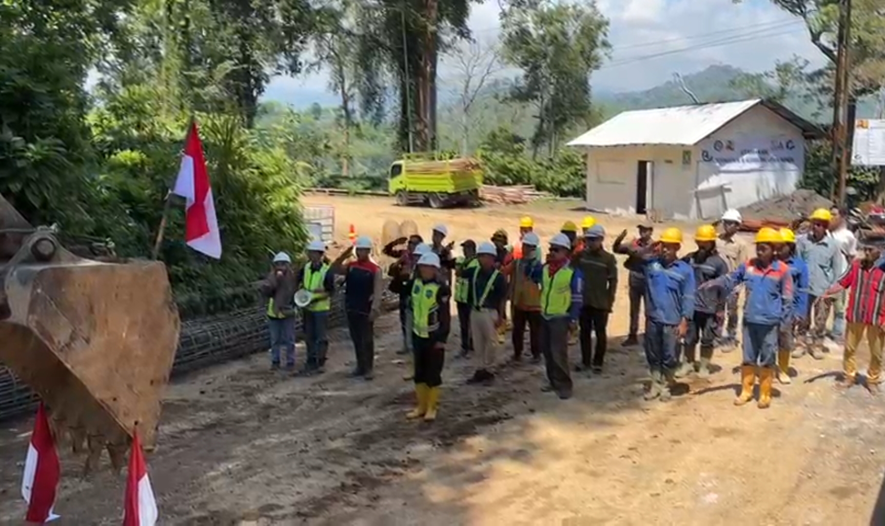 Momen pekerja proyek Gumitir melakukan upacara kemerdekaan pada 17 Agustus 2025 di lokasi proyek.