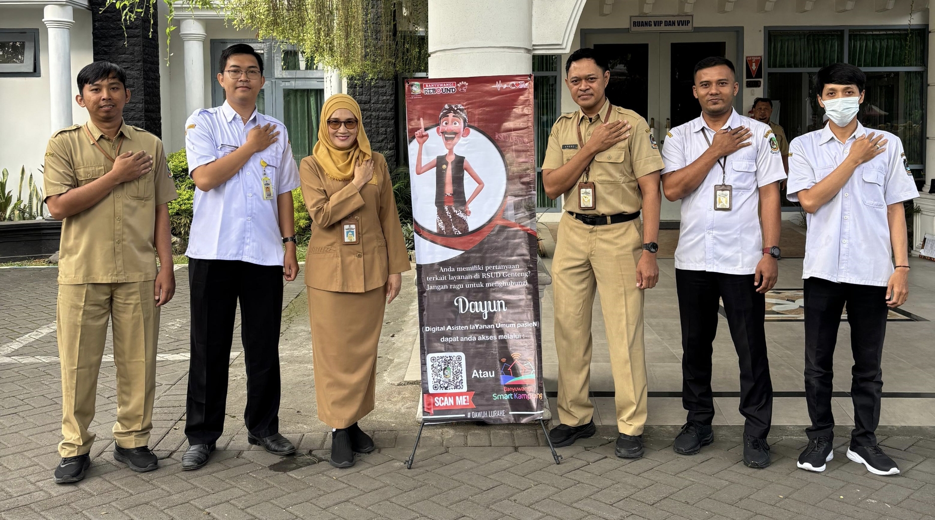 Direktur RSUD Genteng bersama tim Program DAYUN hasil pengembangan dari Me-CoRe.