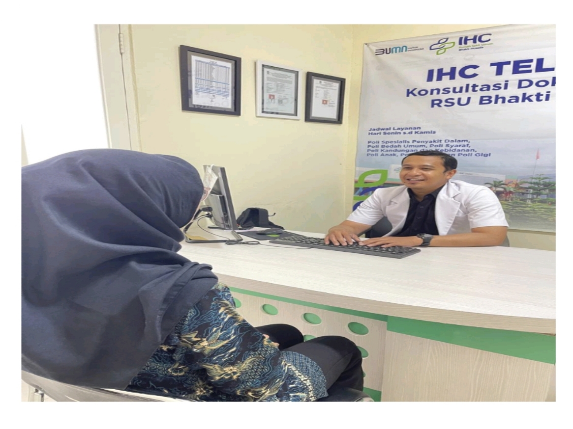 dr Nurul Huda SpB melayani pasien yang konsultasi terkain benjolan di RSU Bhakti Husada.