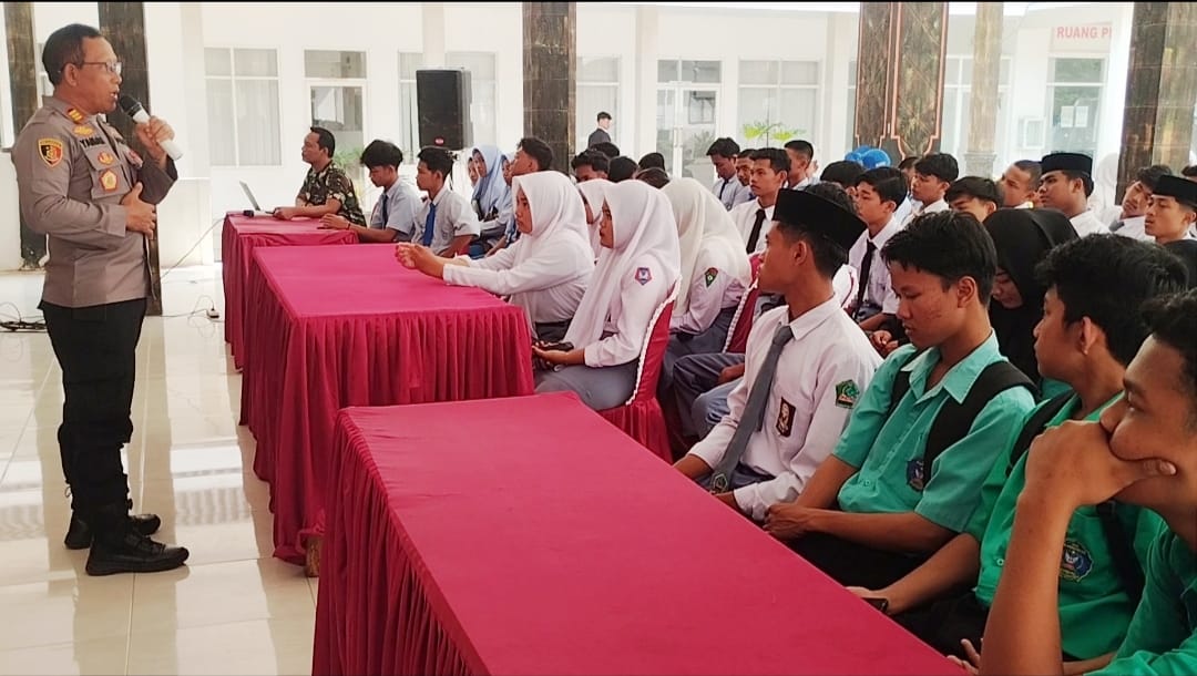 Kodim 0825 Banyuwangi gelar penyuluhan bahaya narkoba & kenakalan remaja bagi siswa Desa Kesilir, dorong generasi muda hidup sehat.