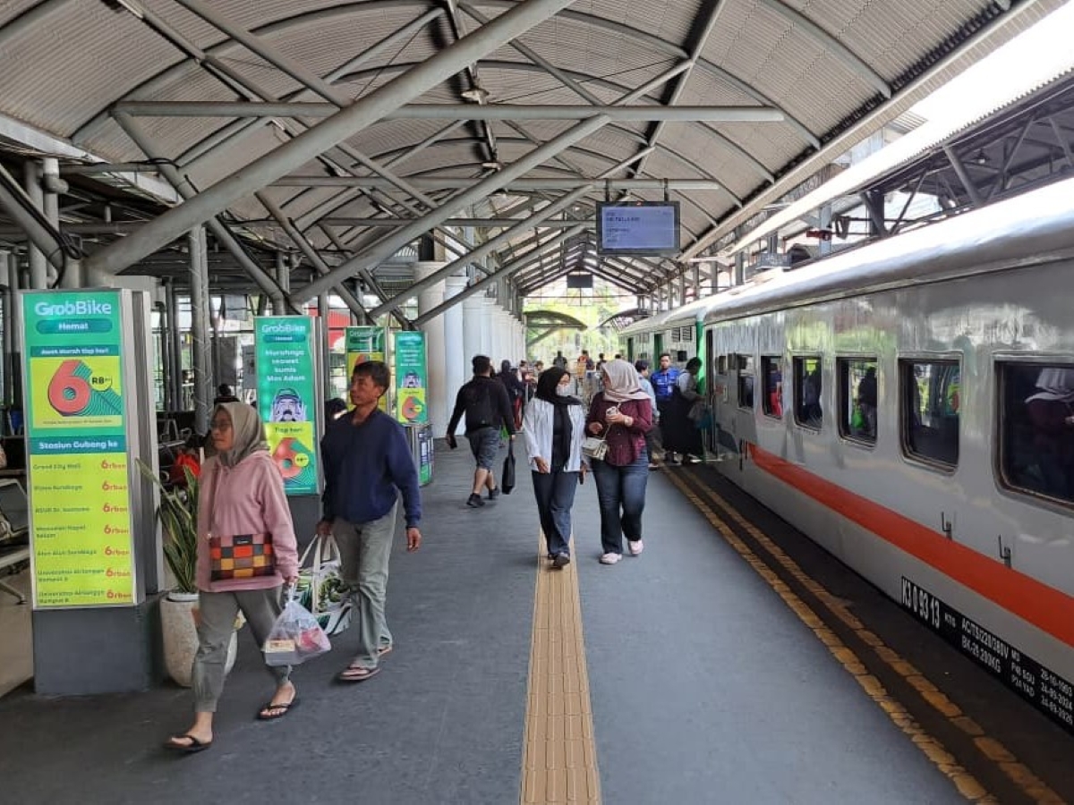 Lonjakan 144 ribu penumpang KAI Daop 8 Surabaya saat HUT RI ke-80 tunjukkan tren positif minat masyarakat gunakan kereta api.