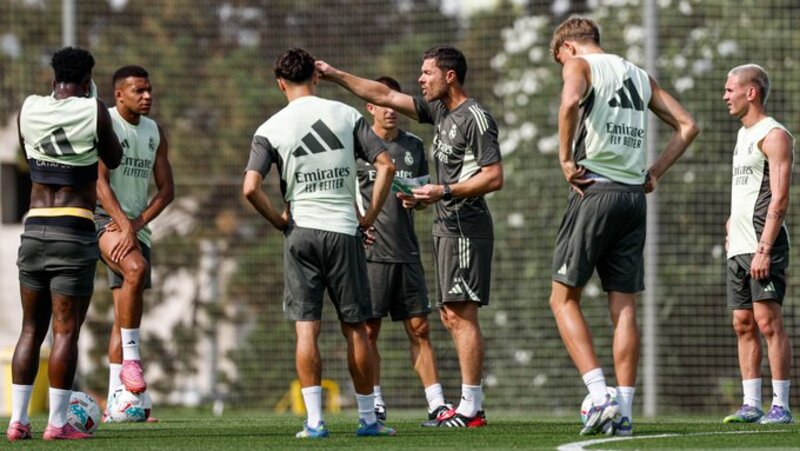 TUGAS BERAT: Xabi Alonso dituntut amankan tiga poin di laga perdana La Liga