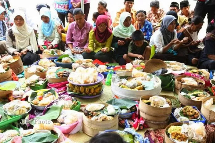 Tradisi Ngirab atau Rebo Wekasan.