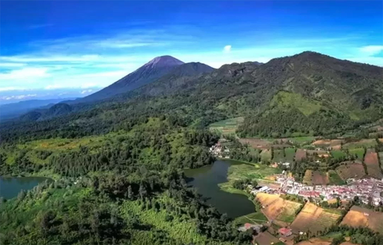 Inilah keindahan kawasan Ranu Pani yang berada di deretan gugusan dataran tinggi yang mengarah ke Gunung Semeru. Di kawasan ini terdapat satu danau, yakni Ranu Regulo.
