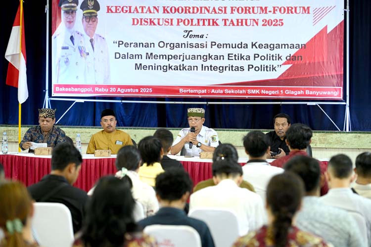 AJAK MELEK POLITIK: Kepala Bakesbangpol Agus Mulyono menyampaikan sambutan pada forum diskusi di Aula SMKN 1 Glagah, Rabu (20/8).