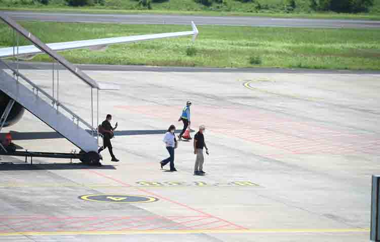 PELAKU BISNIS: Pengusaha asal Jember, H. Arum Sabil, turun dari pesawat super jet di Bandara Internasional Banyuwangi, Rabu siang (20/8).