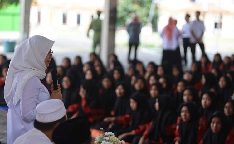 Bupati Ipuk Fiestiandani mengajak para pelajar menjadi duta antibullying di lingkungan sekitarnya.
