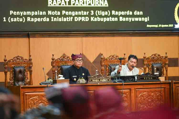 Wakil Ketua DPRD Ruliyono disaksikan Wabup Mujiono dan para hadirin mengetuk palu simbol pembukaan rapat paripurna di kantor dewan pada Selasa (19/8).