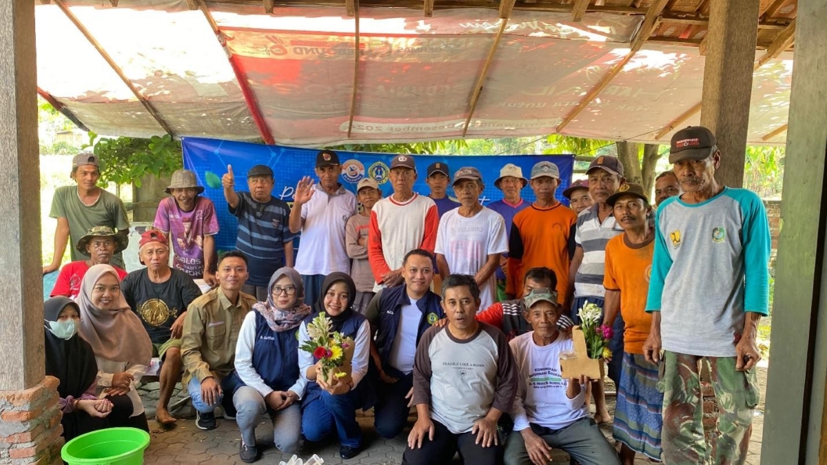 Dosen UNIBA melaksanakan Sosialisasi Penerapan Teknologi Pasca Panen Bunga sekaligus serah terima mesin destilasi minyak atsiri kepada Kelompok Tani Cahaya Sentosa, Penataban.