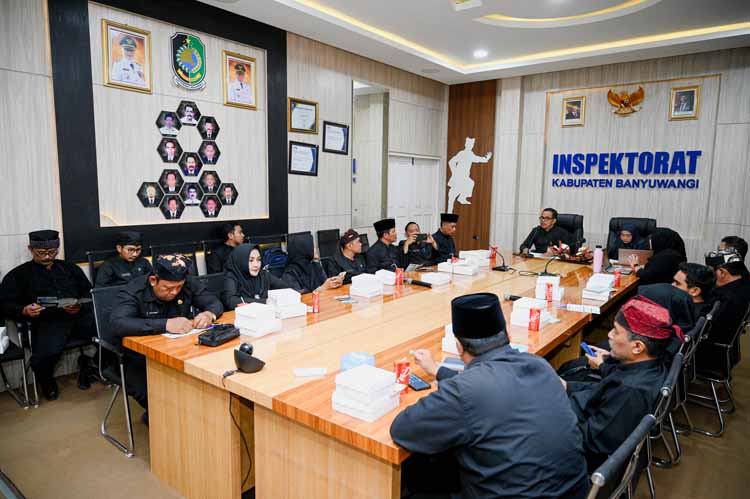 DIGELAR DUA SESI: Puluhan kades mengikuti sosialisasi pengendalian gratifikasi di kantor Ispektorat Banyuwangi, Selasa (19/8).
