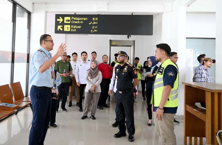 Tim CIQ dari Bea Cukai, Balai Karantina Kesehatan Kemenkes RI, perwakilan Imigrasi, Karantina Ikan Satpel Ketapang, GM Angkasa Pura, dan Dishub memantau fasilitas di Bandara Banyuwangi, Rabu (20/8).