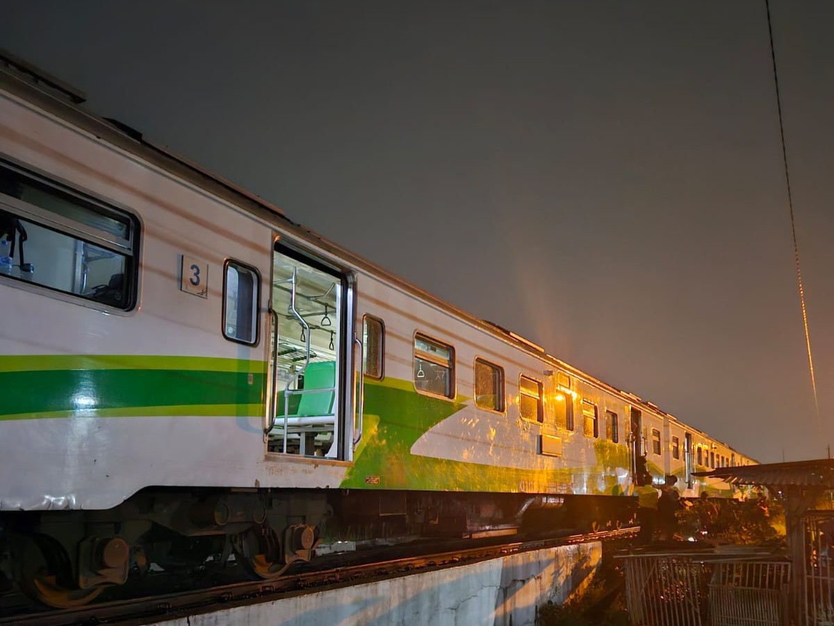 KA CL Jenggala rute Surabaya Gubeng-Sidoarjo yang diduga mengalami rem blong, berhasil berhenti di kawasan Candi.