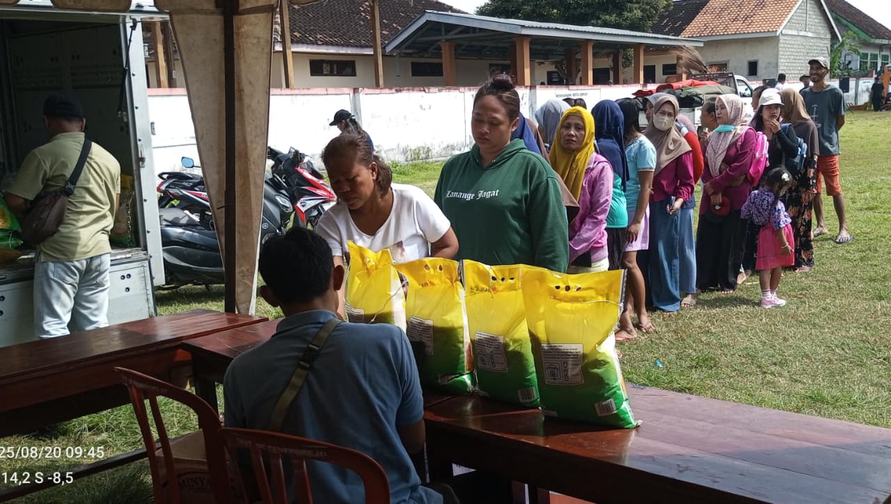 Pasar murah Kodim 0825 Banyuwangi jelang penutupan TMMD 125 diserbu warga. Beras, gula, minyak, hingga telur dijual lebih murah dari harga pasar.