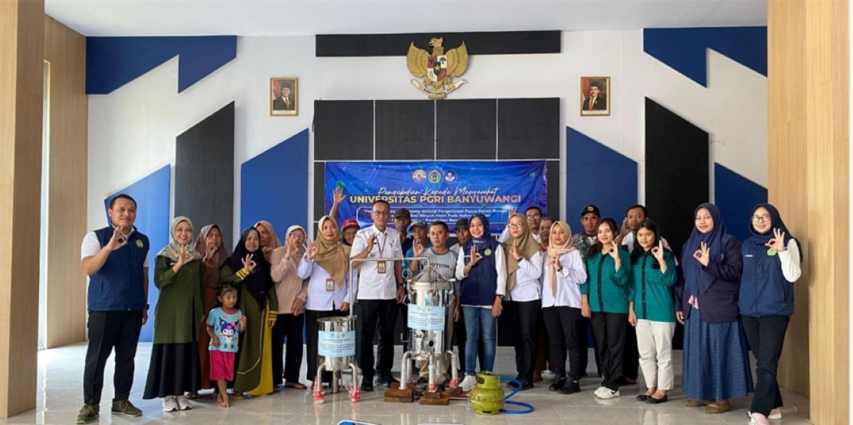 Dosen Uniba menyerahkan Mesin Destilasi Minyak Atsiri.