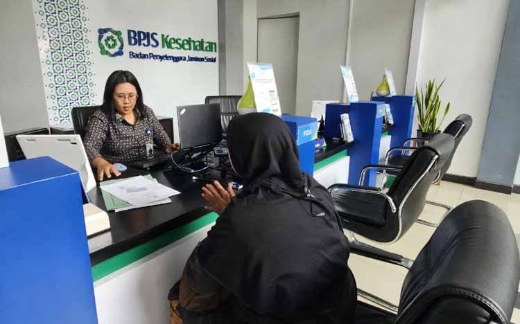 DIPERIKSA LAGI: Warga mengaktifkan status JKN PBIN setelah dinonaktifkan sejak bulan Mei 2025 lalu.