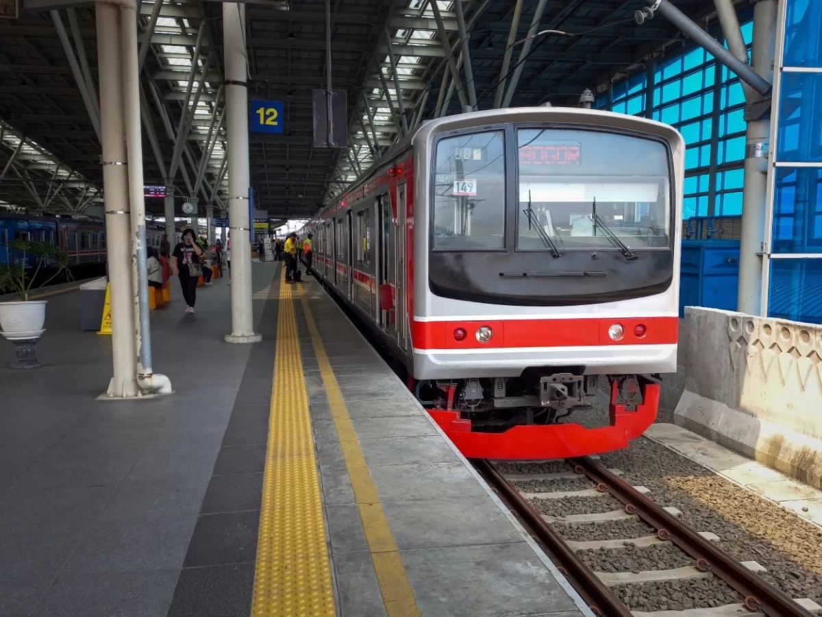 Gempa Bekasi 4,9 M hentikan perjalanan kereta di Stasiun Palmerah Jakarta.