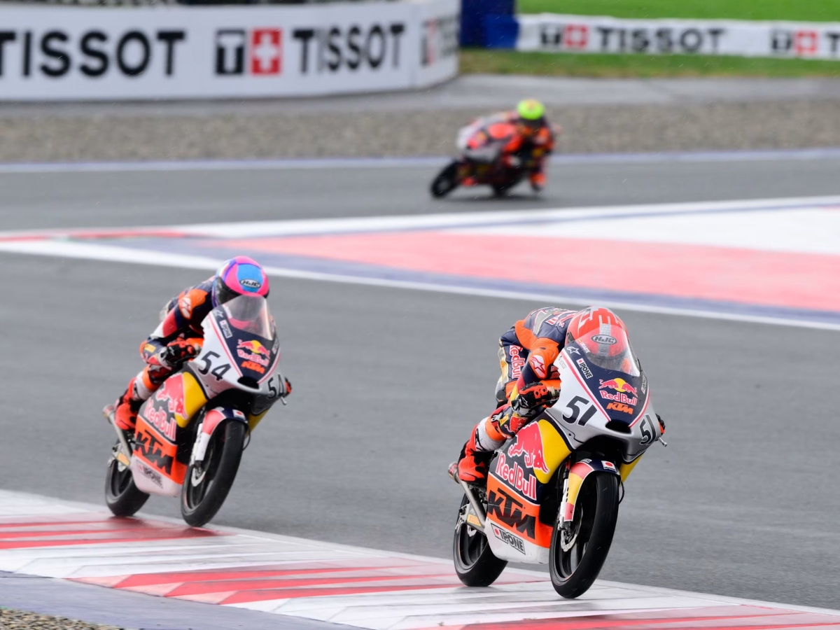 Veda Ega Pratama, pembalap muda Indonesia, siap cetak sejarah di Red Bull Rookies Cup 2025 menuju Moto3 2026.