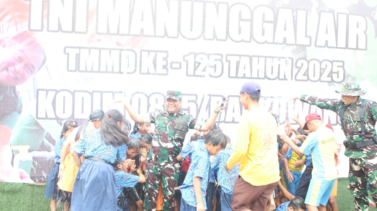 Irdam V/Brawijaya Brigjen TNI Ramli tinjau sumur bor TMMD 125 di Banyuwangi. Fasilitas ini jadi solusi air bersih warga desa saat musim kemarau.