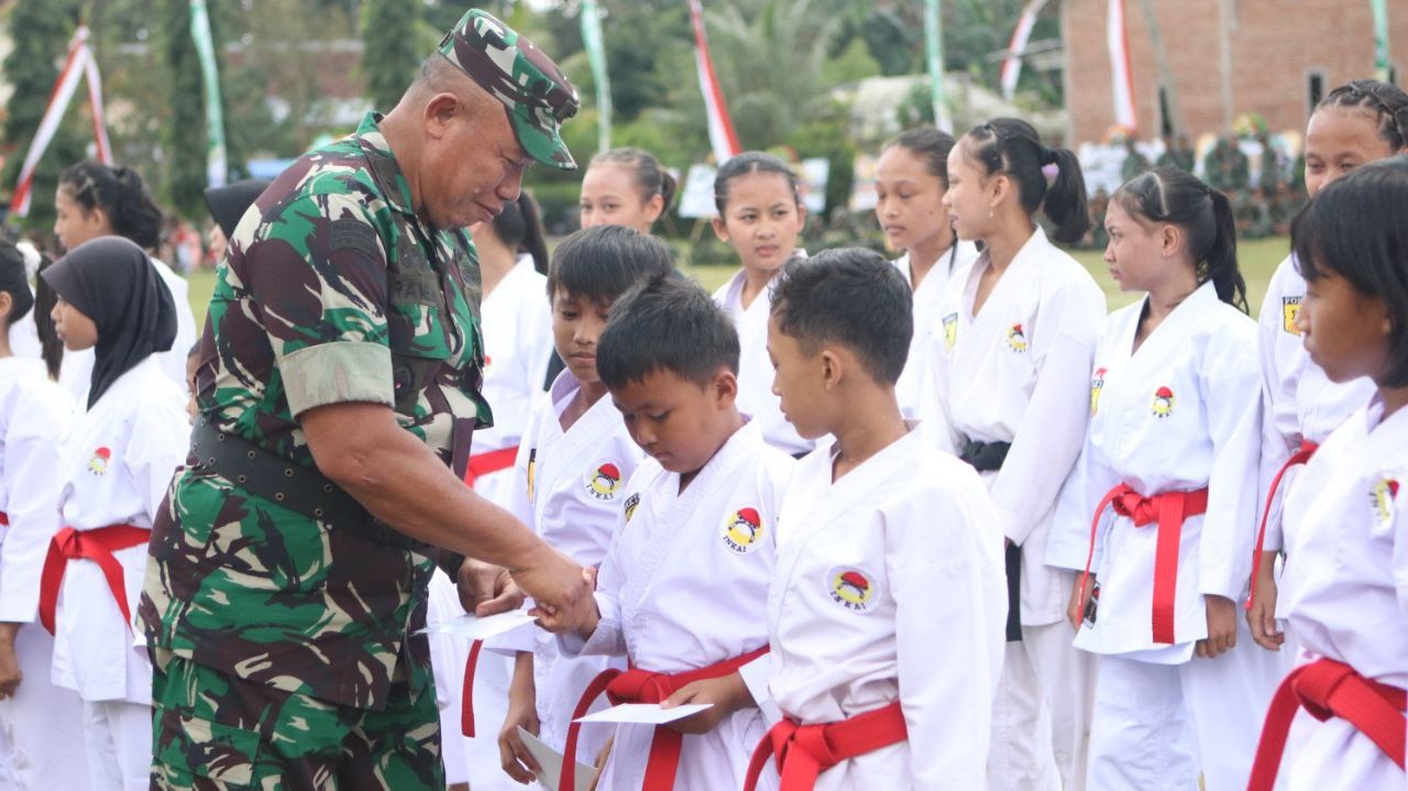Brigjen TNI Ramli beri apresiasi atlet karate binaan Kodim 0825 Banyuwangi. Prestasi mereka disebut bukti generasi muda tangguh dan berkarakter.