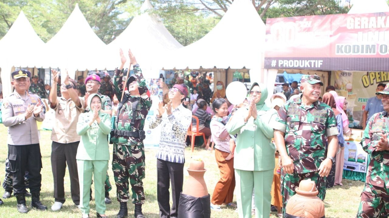 Penutupan TMMD 125 Banyuwangi diramaikan pembukaan stand UMKM oleh Brigjen TNI Ramli. Produk lokal desa dipamerkan untuk dukung ekonomi rakyat.