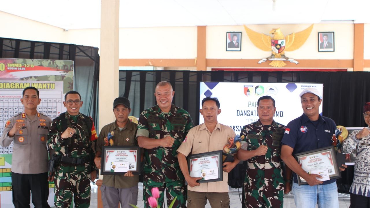 Lomba foto TMMD 125 Banyuwangi tangkap momen kebersamaan TNI dan rakyat. Karya terbaik diapresiasi dengan penghargaan resmi.