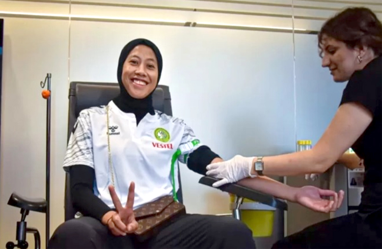 Megawati Hangestri menjalani tes kesehatan oleh tim medis di Manisa BBSK.