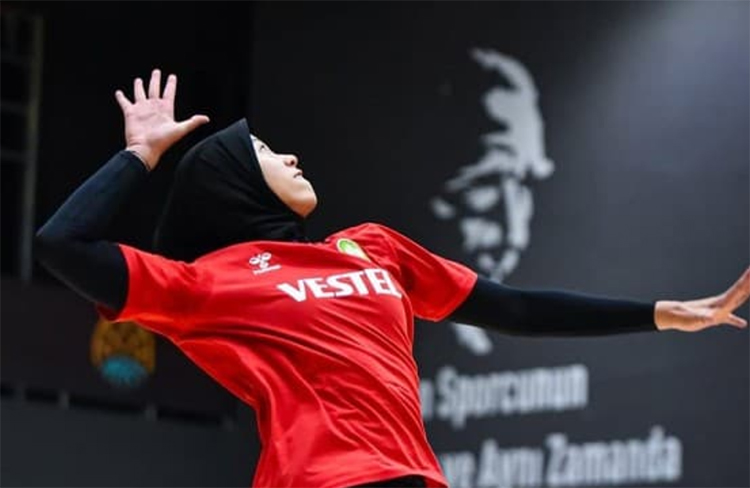 Megawati Hangestri Pertiwi saat berlatih bersama tim Manisa BBSK.