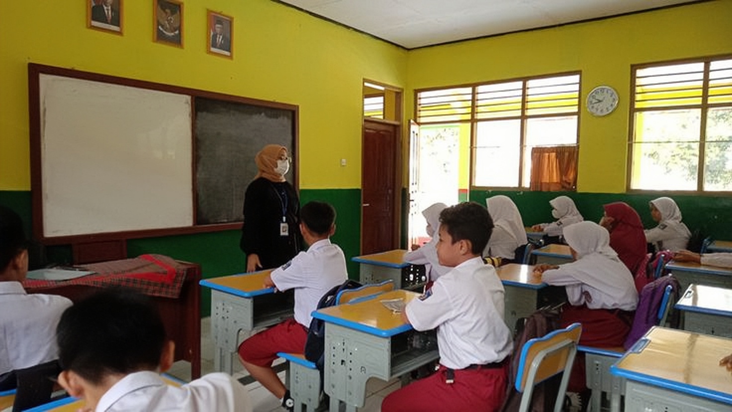 Siswa di Indonesia sedang melakukan pembelajaran di kelas.
