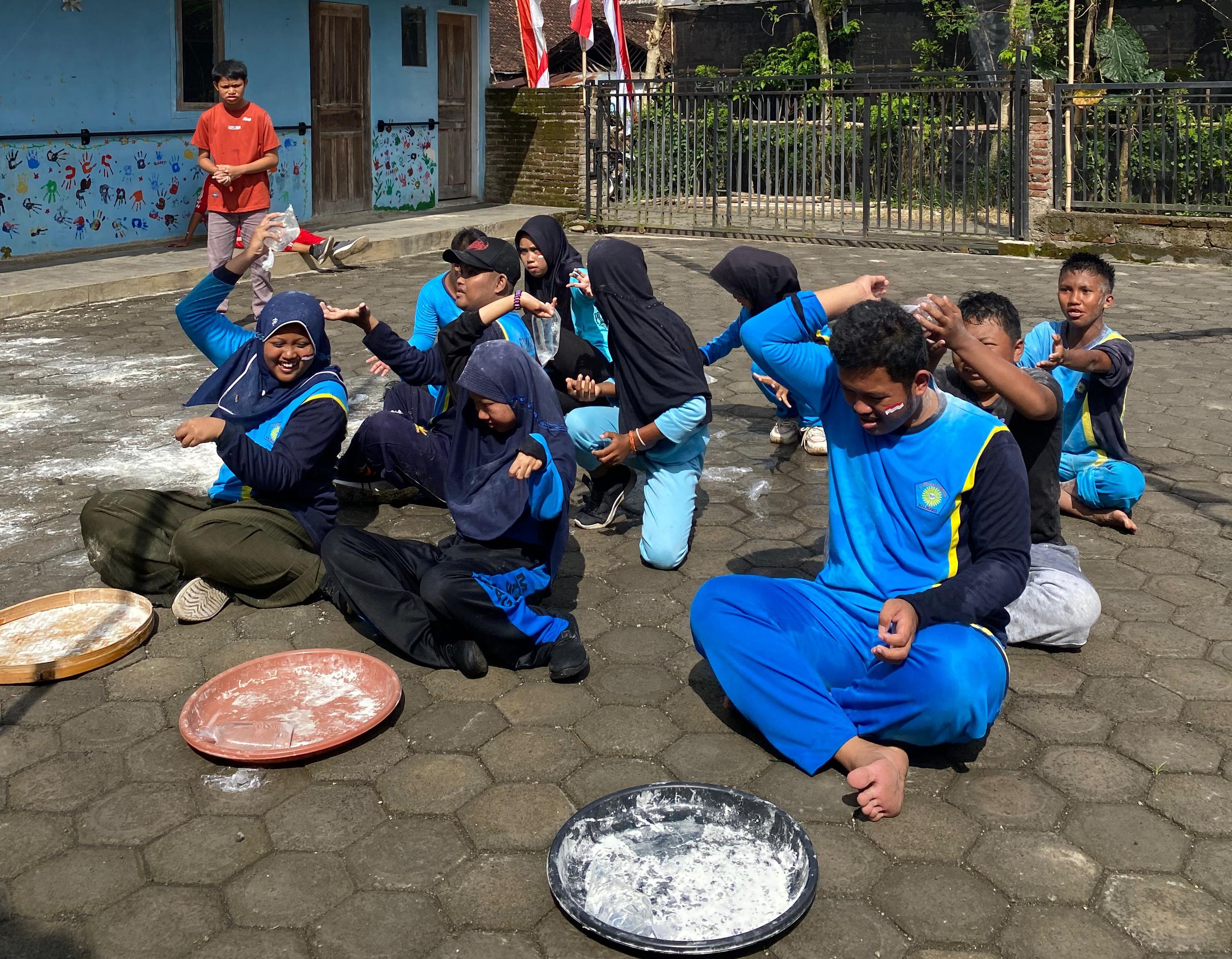 Kegiatan siswa SLB Bhakti Pertiwi di Dusun Tegalpakis, Desa Kalibaru Wetan, Kecamatan Kalibaru