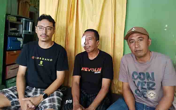 MATANYA TERLUKA: Nanang Arianto dibesuk teman-temannya sesama musisi pascainsiden pengeroyokan yang dialami di Glagah.