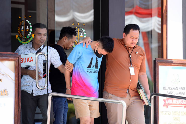 PELIMPAHAN: Kuncoro Didi Saputro (tengah) dibawa penyidik Reskrim Polresta Banyuwangi ke Kejaksaan Negeri Banyuwangi, Kamis (21/8).