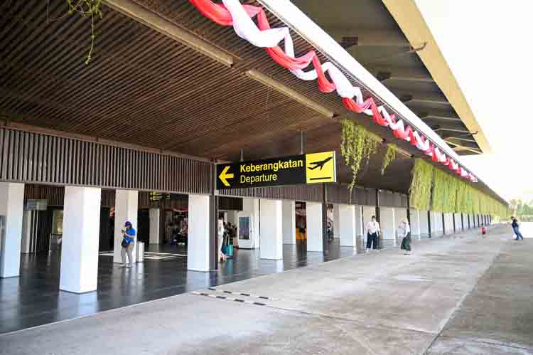 Setelah menyandang status bandara internasional, Bandara Banyuwangi sangat memungkinkan melayani penerbangan carter maupun reguler internasional.