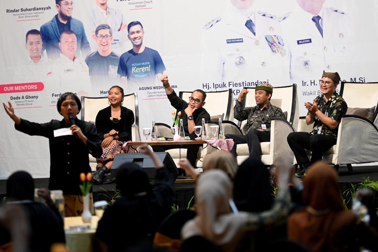 Plt Kepala Dispertan Ilham Juanda (dua dari kanan) bersama para pemateri offline session Jagoan Banyuwangi di Hotel Aston, Kamis (21/8).
