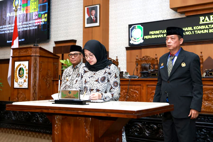 Bupati Ipuk Fiestiandani menandatangani dokumen persetujuan hasil konsultasi ke Kemendagri atas raperda Perubahan Perda Nomor 1 Tahun 2024 pada forum rapat paripurna DPRD Rabu malam (20/8).