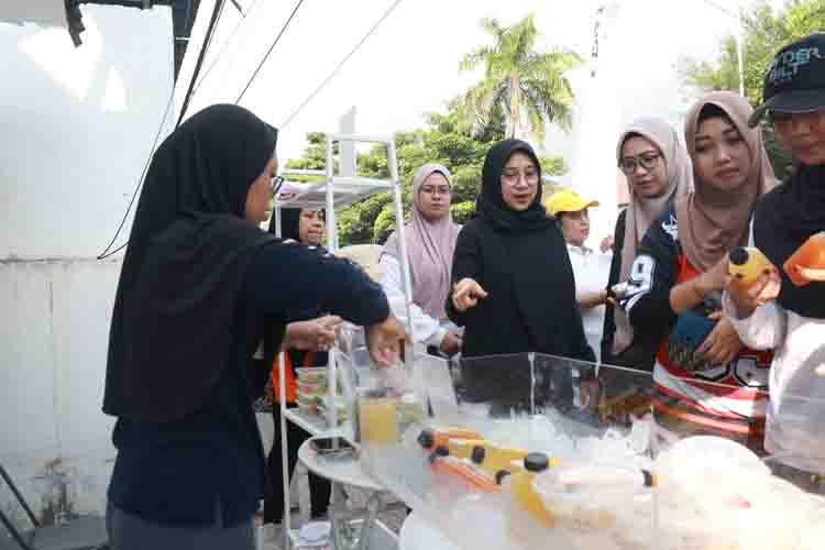 Bupati Ipuk Fiestiandani meninjau stan UMKM di area CFD Jalan Ahmad Yani pekan lalu.