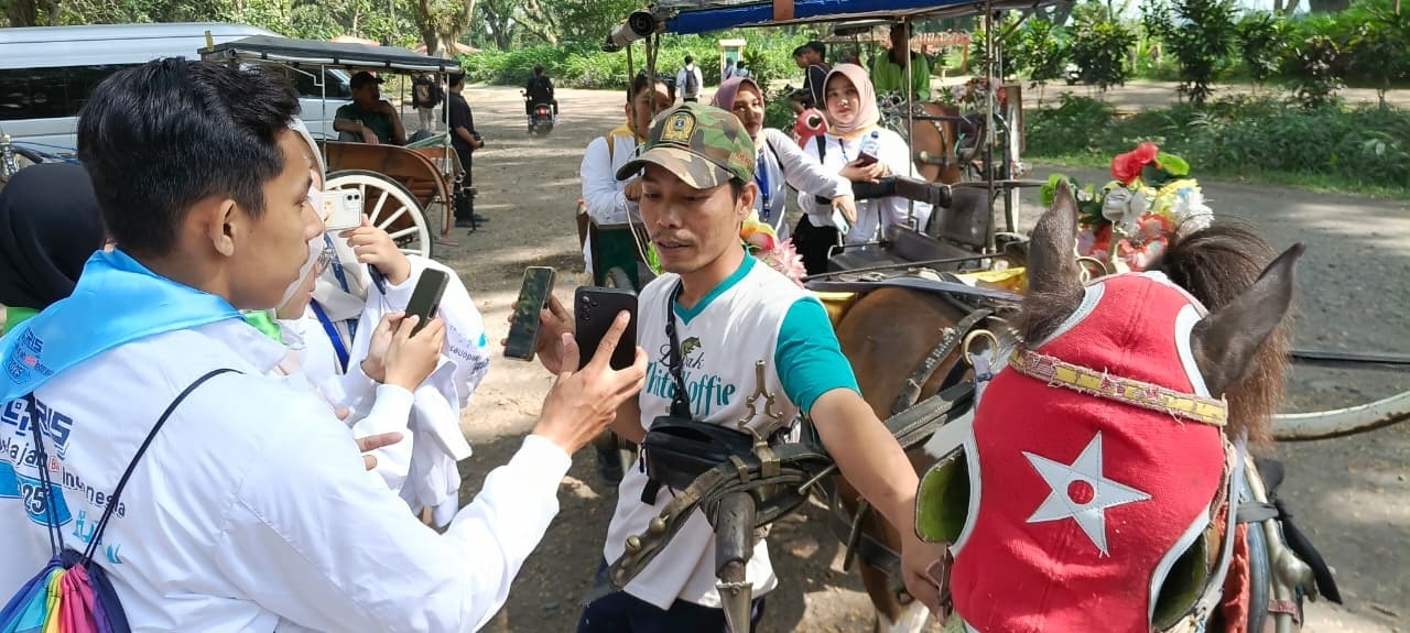 Kusir tempat wisata Hutan Djawatan sudah menggunakan QRIS untuk pembayaran.