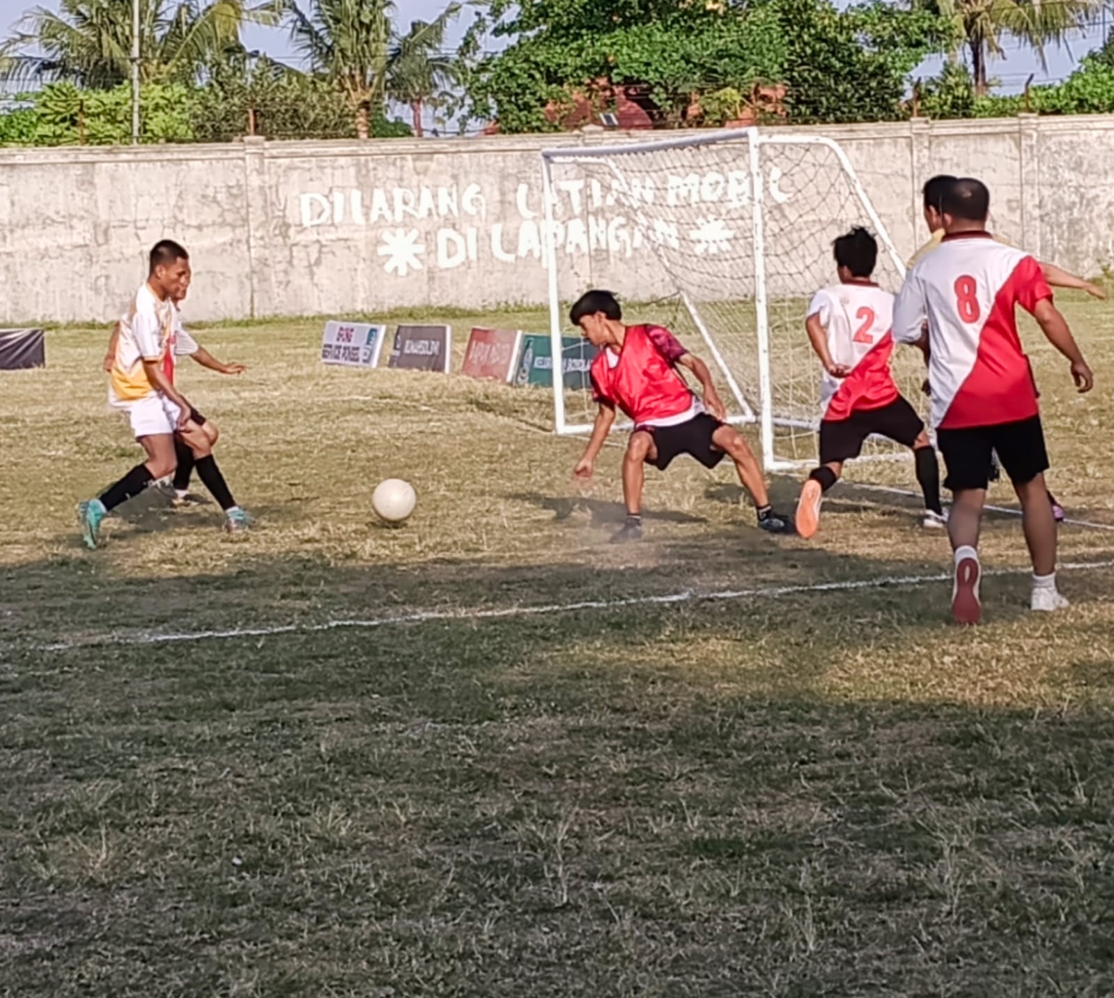 Tim Boyolangu (kuning) saat menjebol gawang tim Jambesari dalam turnament Piala Kemerdekaan RI ke 80 di Lapangan Giri, Jumat (22/8).