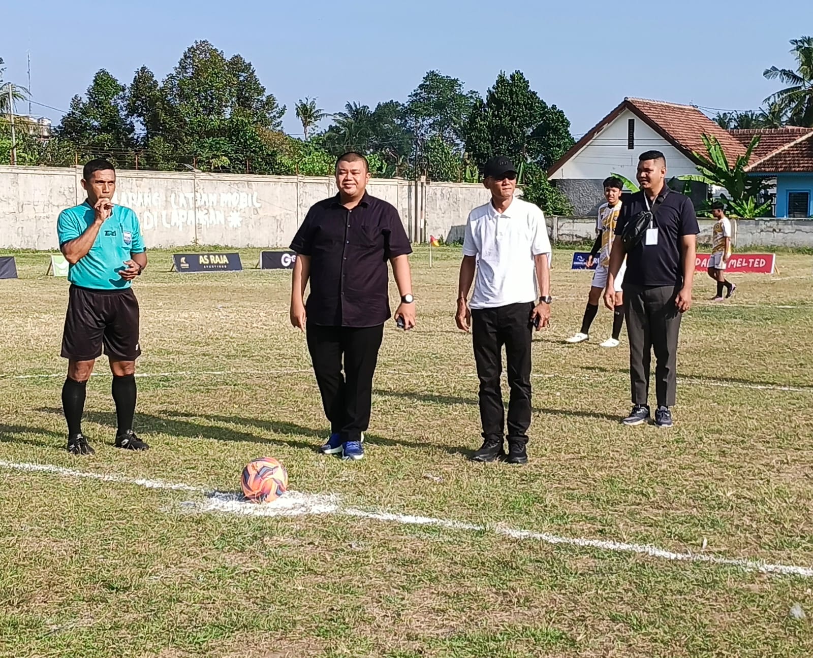Ketua Umum BPC HIPMI Banyuwangi Ferdy Elfian saat menendang bola penanda turnamen piala Kemerdekaan se Kecamatan Giri dimulai, Jumat (22/8).
