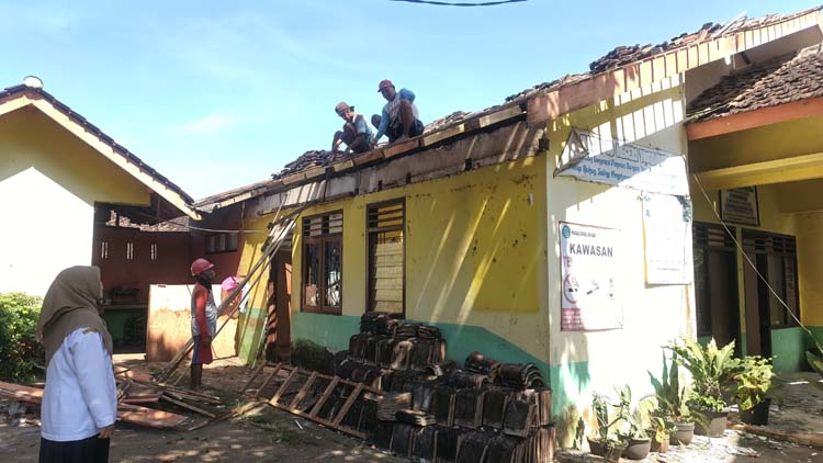 Kepala SDN Tambong Masruah memantau perbaikan ruang kelas di sekolah yang dia pimpin tersebut Rabu (20/8).