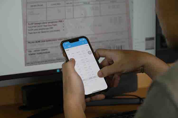 Warga menunjukkan surat pemberitahuan pajak terutang, tagihan dari tahun ke tahun, dan bukti pelunasan PBB.