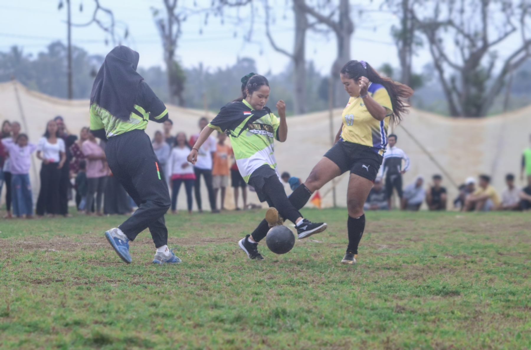 Pesepakbola putri adu tangkas dalam laga di lapangan kampung Dusun Krajan, Desa Jambewangi, Kecamatan Sempu.