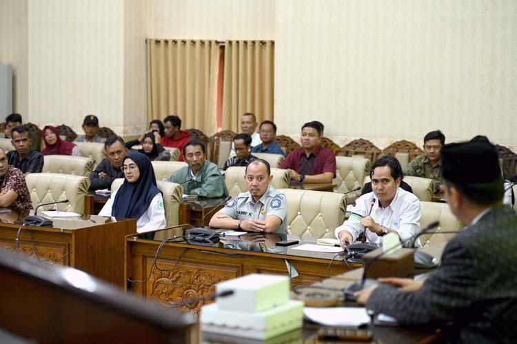 Rapat dengar pendapat yang dipimpin Wakil Ketua DPRD Michael Edi Hariyanto Selasa kemarin (19/8) menghadirkan ASDP, KSOP Tanjung Wangi, operator kapal, dan keluarga korban tenggelamnya KMP Tunu.